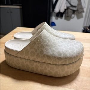 CROC beige leopard platform clogs